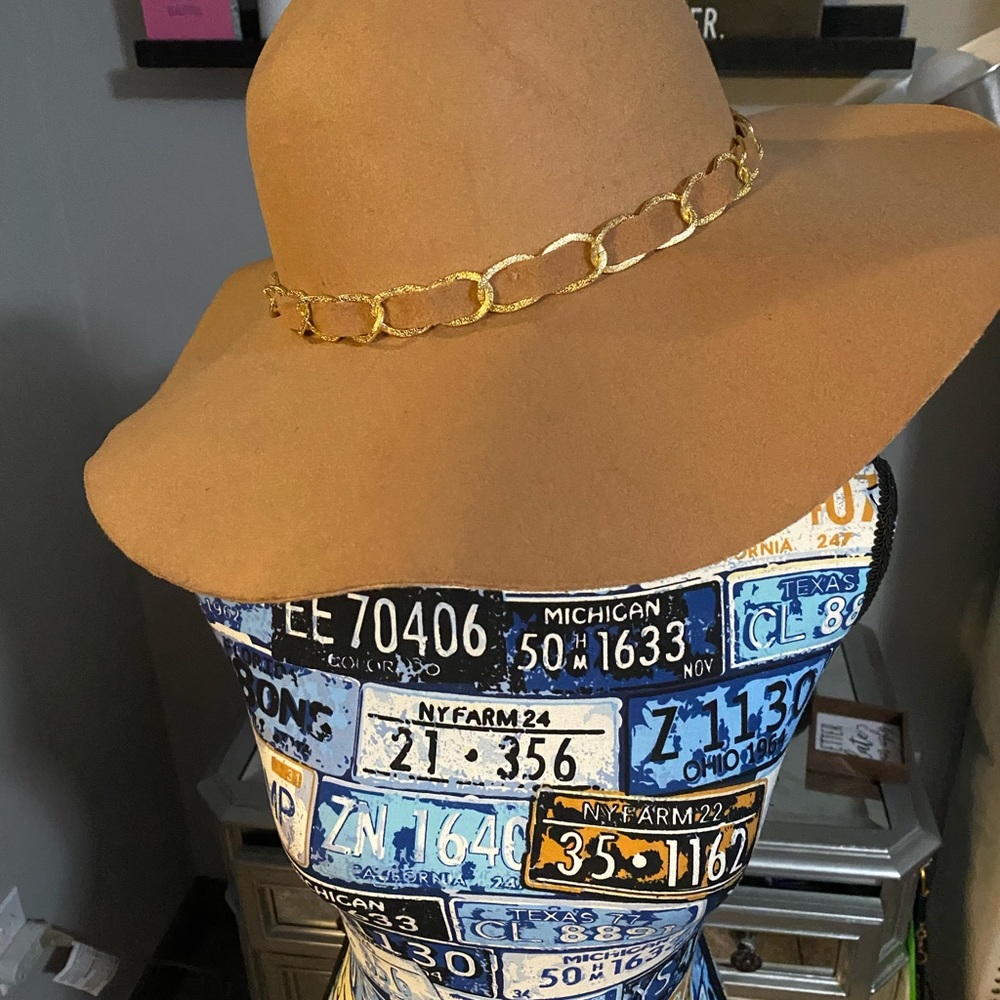 Women tan fedora hat with gold chain accent